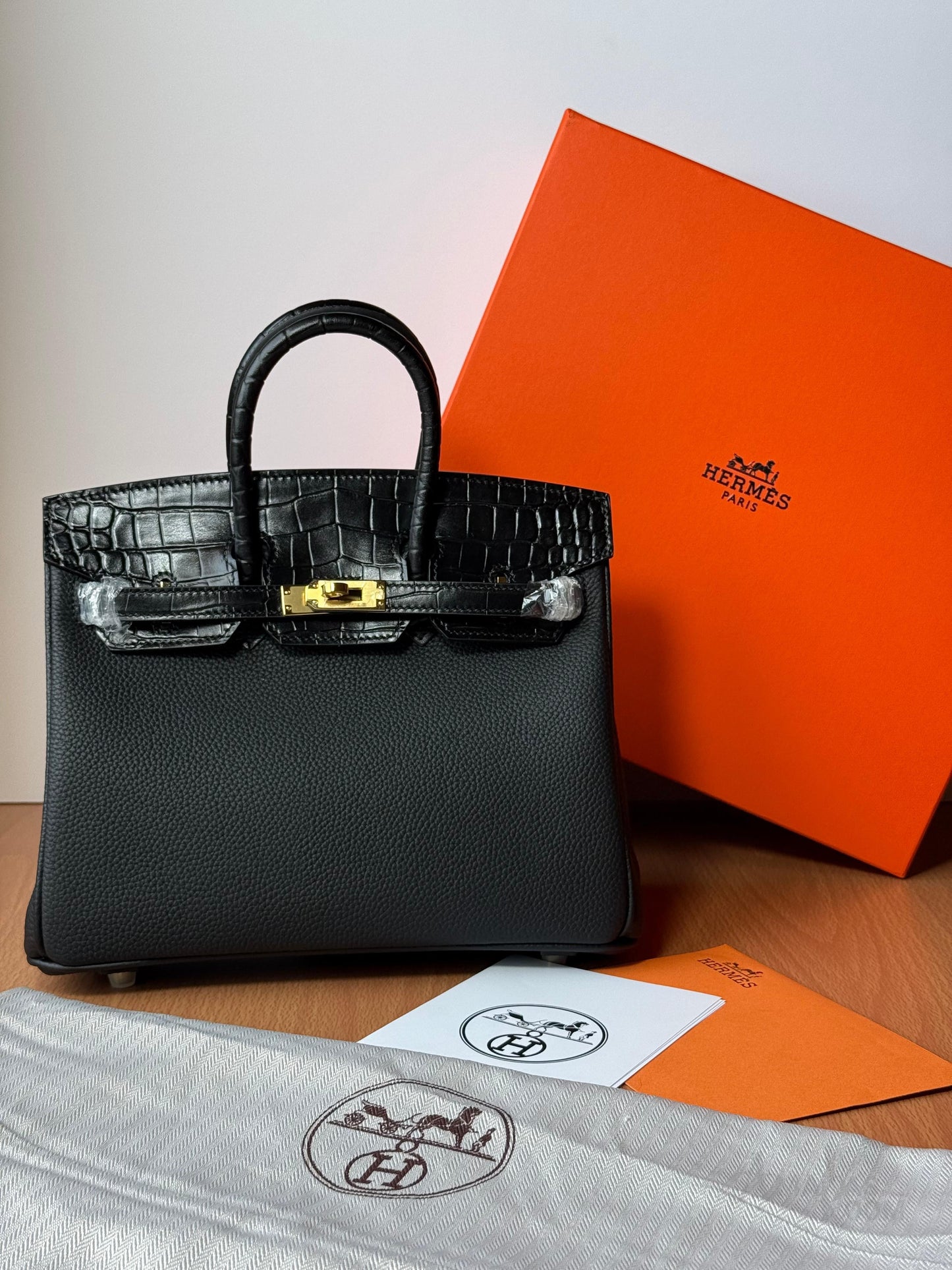 Hermès Bag | Birkin 25 Crocodile Black Gold Lock